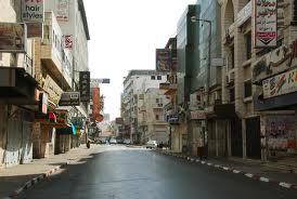 Ramallah est le siège de l'Autorité palestinienne, à une quinzaine de kilomètres au nord d'Al Quds.